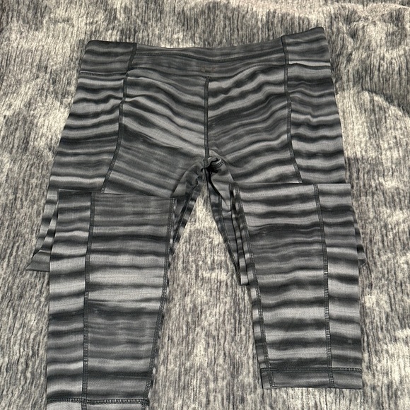 Under Armour Black and Gray Striped Leggings. EUC. - Picture 9 of 9